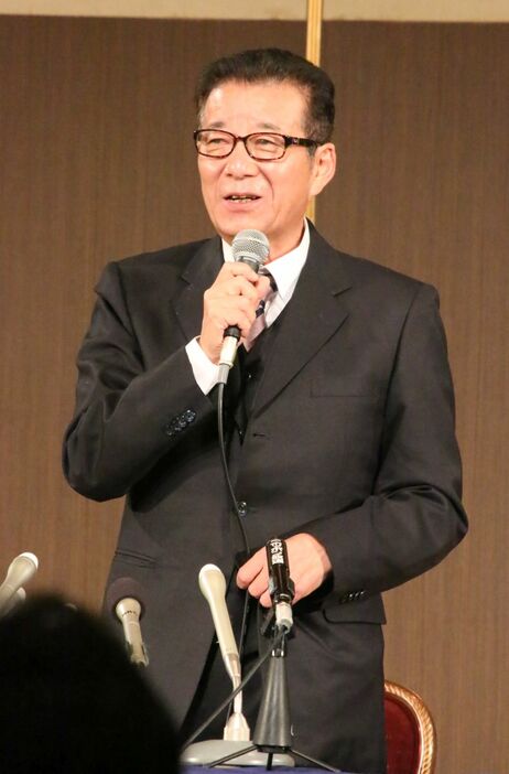 任期満了後の引退を表明した大阪市の松井一郎市長＝1日午後11時ごろ、大阪市北区で