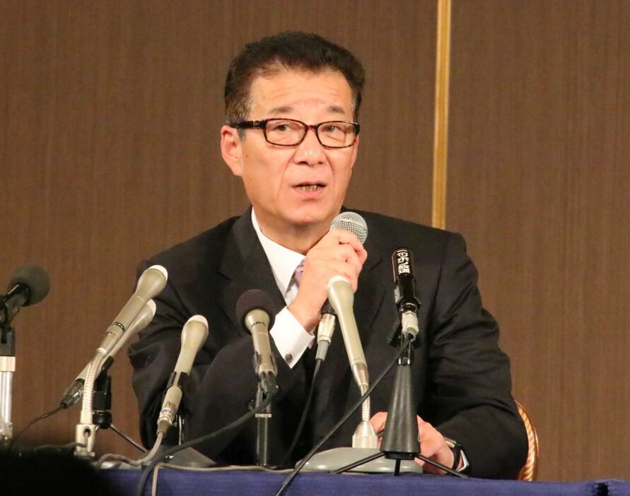 [写真]報道陣の質問に答える大阪維新の会の松井一郎代表