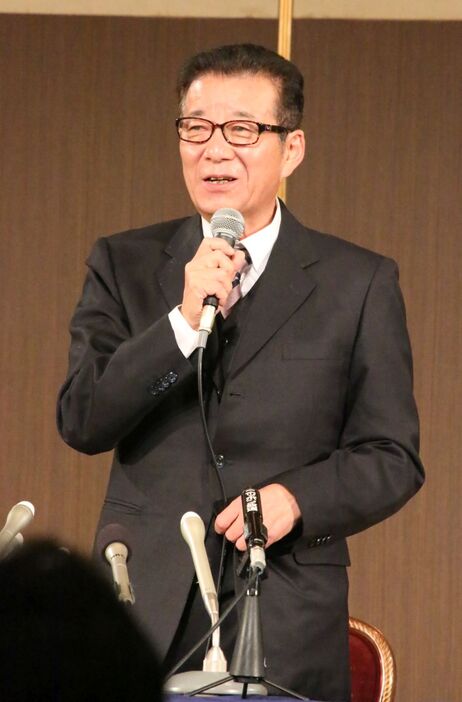 [写真]無念の表情を浮かべ会見に臨む大阪市の松井一郎市長＝1日午後11時すぎ、大阪市北区で