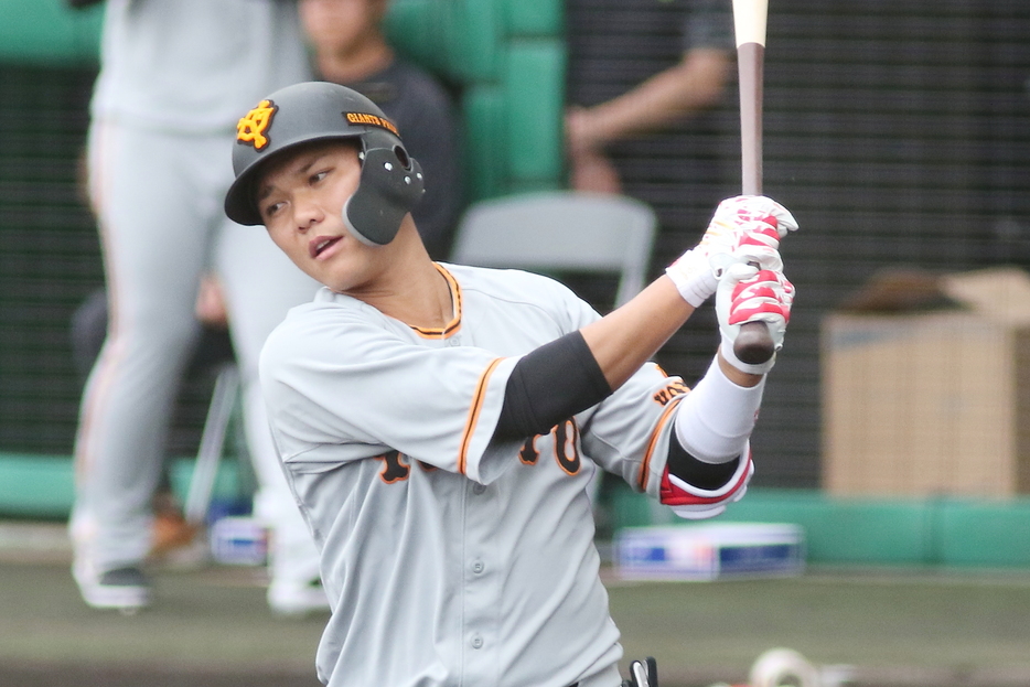 巨人の坂本勇人が右打者では史上最年少となる31歳10か月で通算2000本安打を達成した(資料写真・黒田史夫）