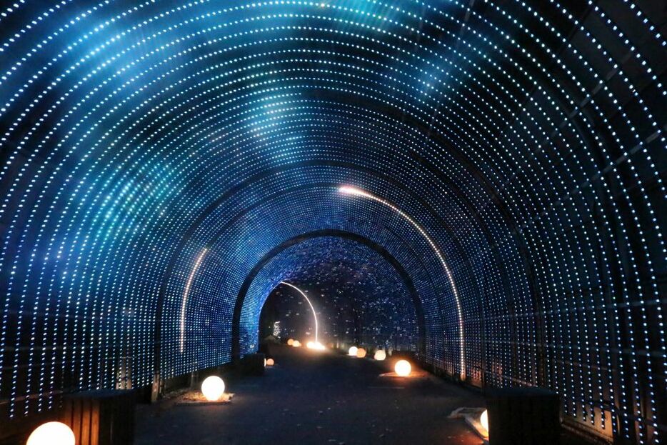 幻想的な光のトンネル