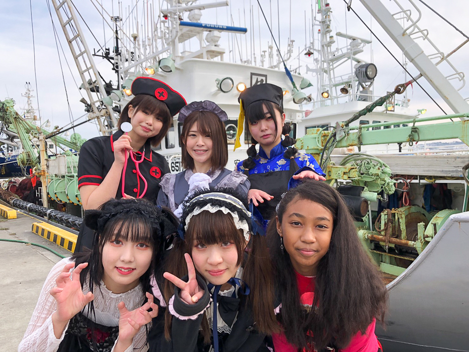 愛（後列中央）とアイドル研修生グループpacchiのメンバー