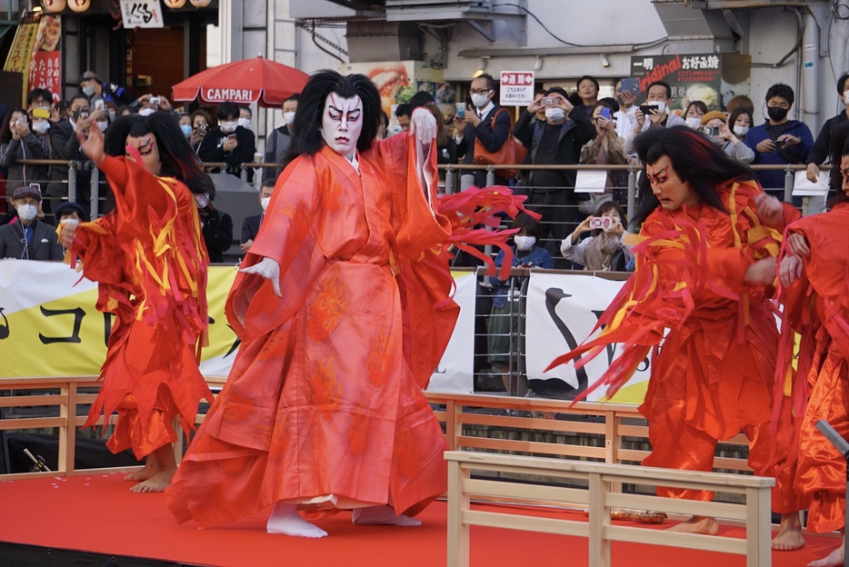 日本の劇場文化の復活を祈願し、大阪の元気を日本・世界へ向けて発信しようと、歌舞伎俳優の市川海老蔵らが3日、大阪市中央区道頓堀で「日本の劇場文化復活祈願祭」を行った