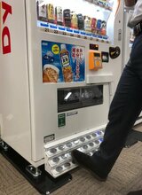 ダイドードリンコが実験を開始した「足操作自動販売機」