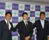 巨人育成10位で、福山大から初のドラフト指名選手となった山崎(中央、右は武田康スカウト部課長、左は岸敬祐スカウト)