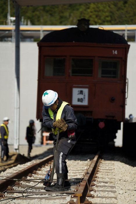 新施設の展示場所に引き込まれる木造電車＝27日午前、愛知県設楽町で（撮影：橋本謙蔵）