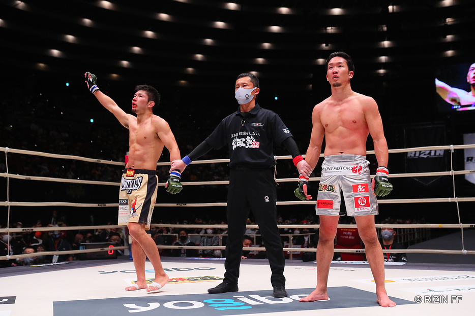 判定結果を聞いた朝倉未来（右）は「俺が勝っていたと思っていた」と呆然(写真・RIZIN FF)