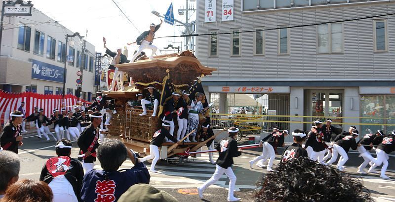 [写真]春木駅前で豪快なやり回し。岸和田は試験曳きも熱気でいっぱいだ=16日午後2時すぎ、岸和田市で