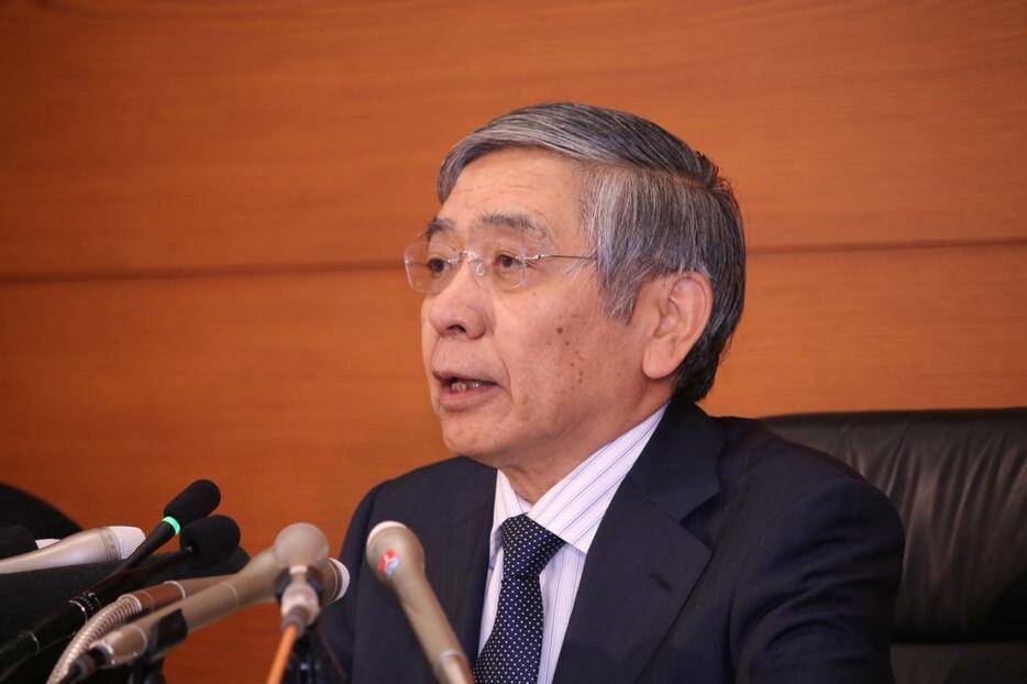 [写真]会見する日銀・黒田総裁