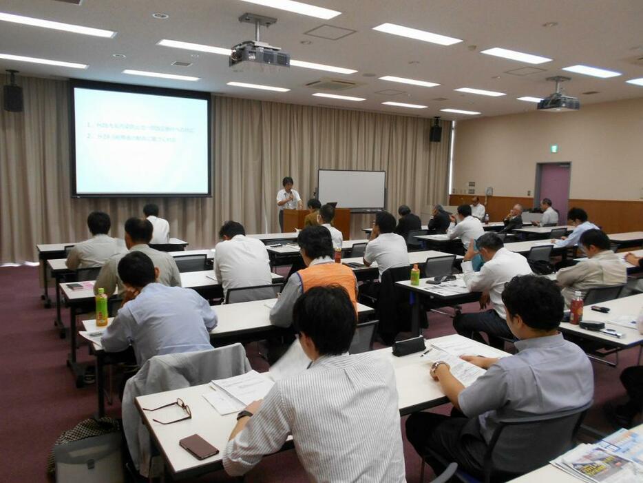 [写真]対策を急ぐよう訴えたアスベスト対策の報告会