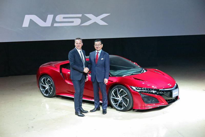 [写真]ホンダの八郷隆弘社長とNSX開発責任者のテッド・クラウス氏