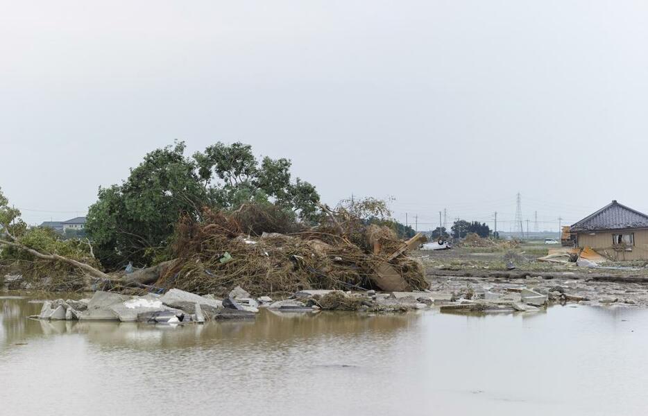 昨年9月の関東・東北豪雨では鬼怒川が決壊し、常総市で多大な被害をもたらした。下水道整備は水害対策でも大きな役割を持つ（写真・アフロ）