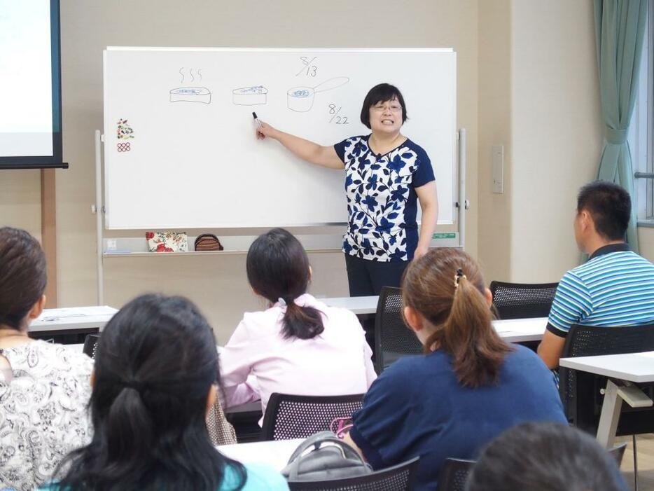 小学生向けの英語の指導法を学ぶ教員ら