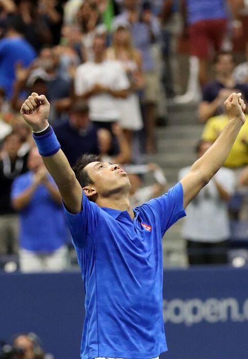 試合終了後、空を見上げガッツポーズをした錦織圭（写真：USA TODAY Sports/アフロ）