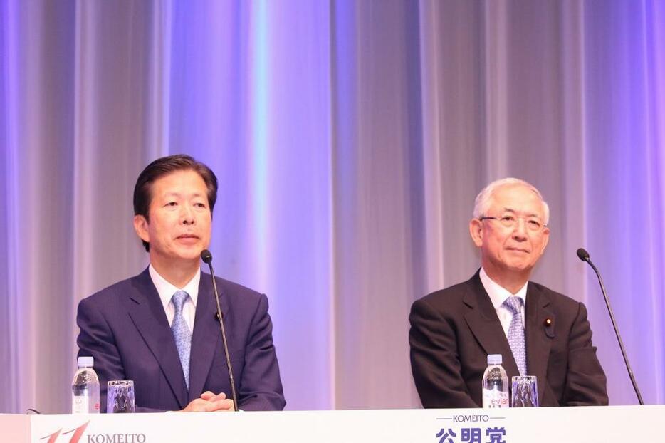 [写真]党大会後、会見した山口代表（左）ら