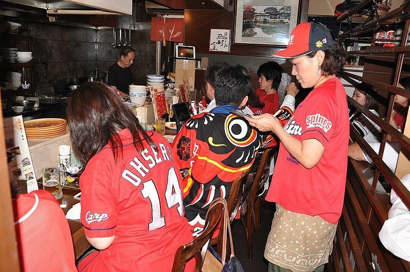 [写真]カープファンで盛り上がる店内＝8日夜、大阪市中央区島町の居酒屋「こんご天満橋本店」