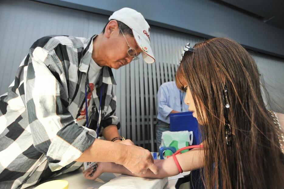 [写真]公開でエイズ検査も受診。結果は陰性だった（撮影：山本宏樹/deltaphoto、2009年撮影）