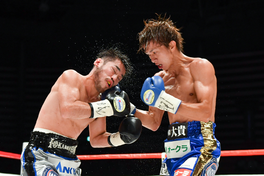 田口（右）は最後まで自分のボクシングを貫き、V4に成功した。（写真・山口裕朗）
