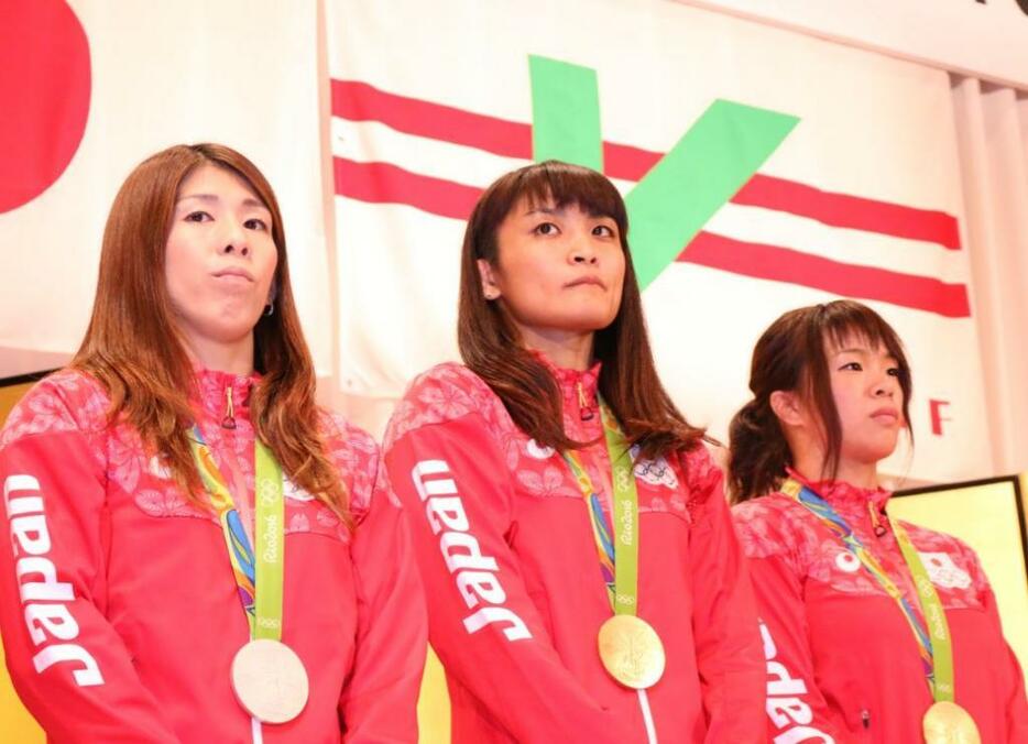 [写真]リオ五輪報告会に臨んだ吉田沙保里選手（左端）、伊調馨選手（中央）、川井梨紗子選手らレスリング日本選手団