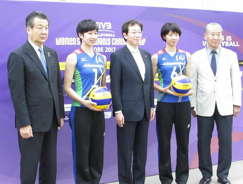 [写真]（左から）Vリーグ機構・嶋岡健治会長、長岡望悠選手、久元喜造・神戸市長、石井優希選手、日本バレーボール協会・木村憲治会長