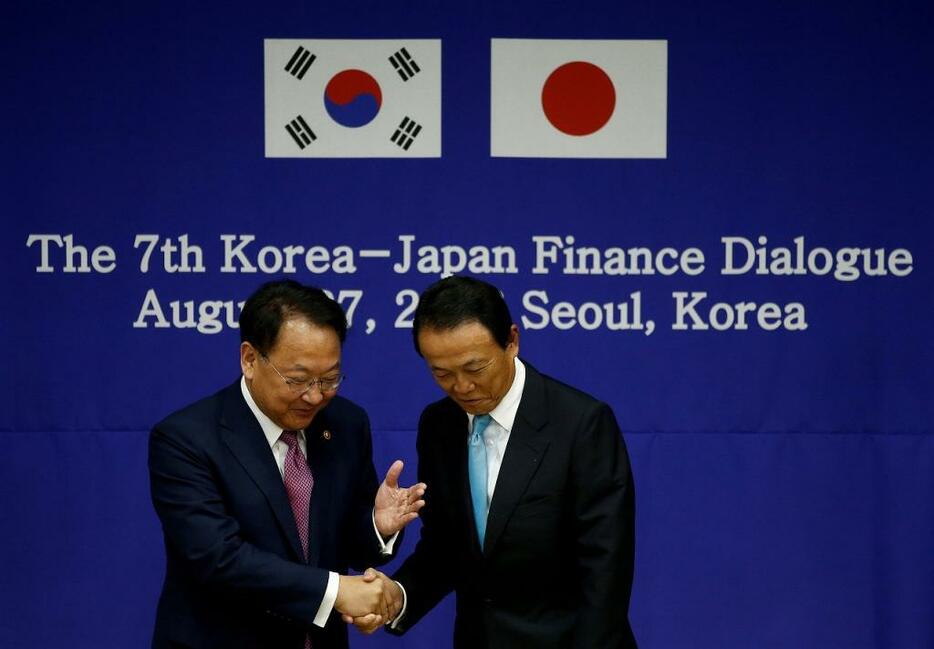 [写真]8月末の日韓財務対話で日韓通貨スワップの議論再開で合意した（ロイター/アフロ）