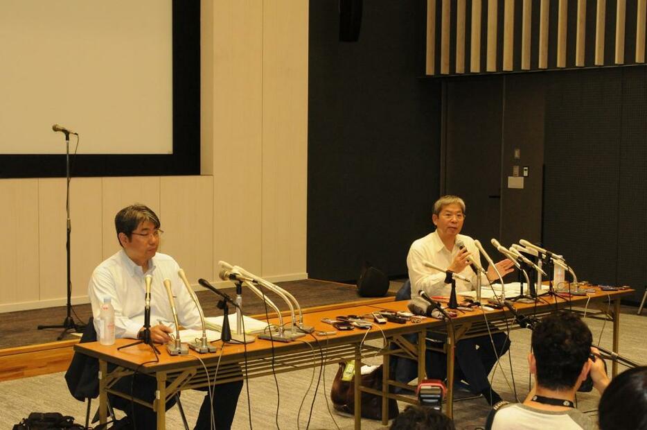 [写真]会見する平田座長