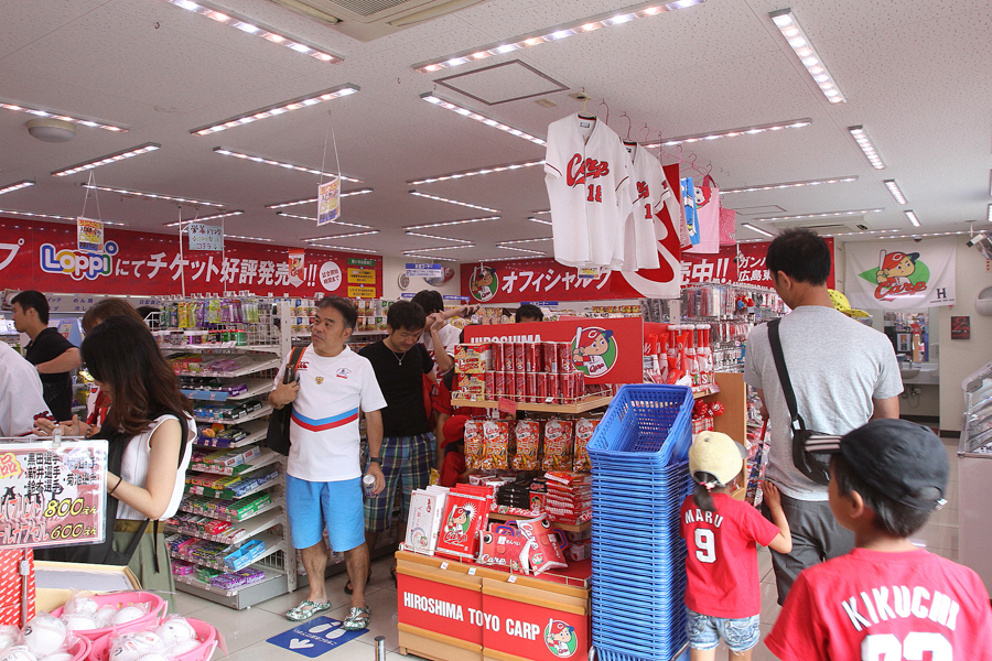 広島だけで見られる赤いローソン（写真は広島南蟹屋2丁目店・2009年開業）。　　　　　　　　　　　　店内はカープグッズで溢れ、店員も買い物客もユニフォーム姿がみられる