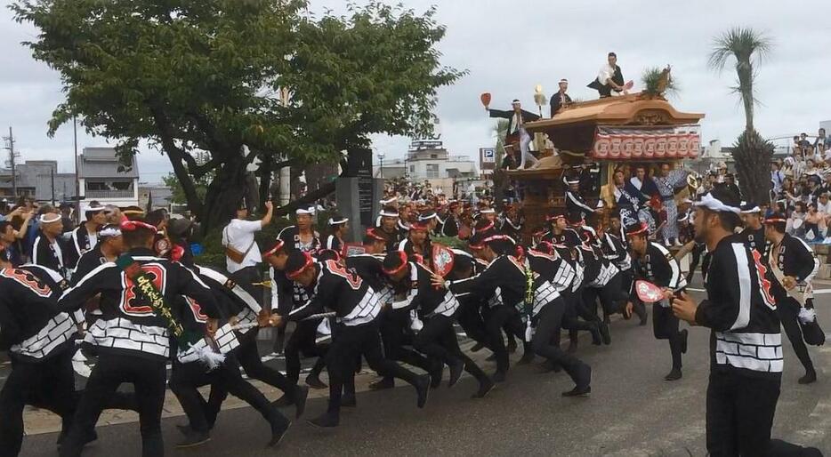 [写真]岸城神社での宮入の様子。各町迫力のあるやり回しをみせた=18日、大阪府岸和田市で