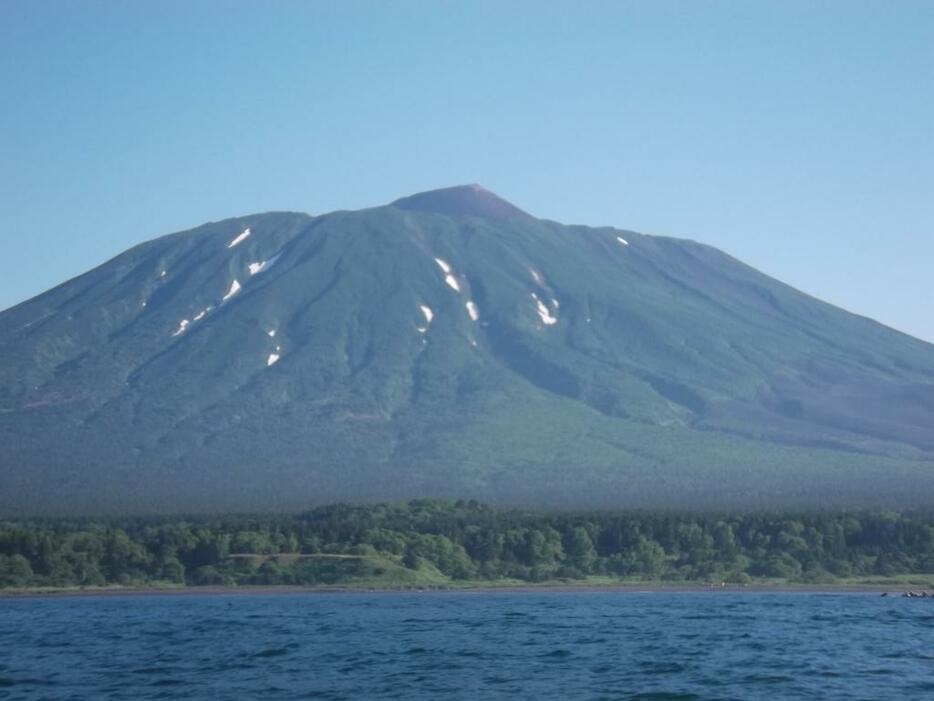 国後島にある北方領土最高峰・世界一美しい二重火山「爺爺岳」（内閣府北方対策本部提供）