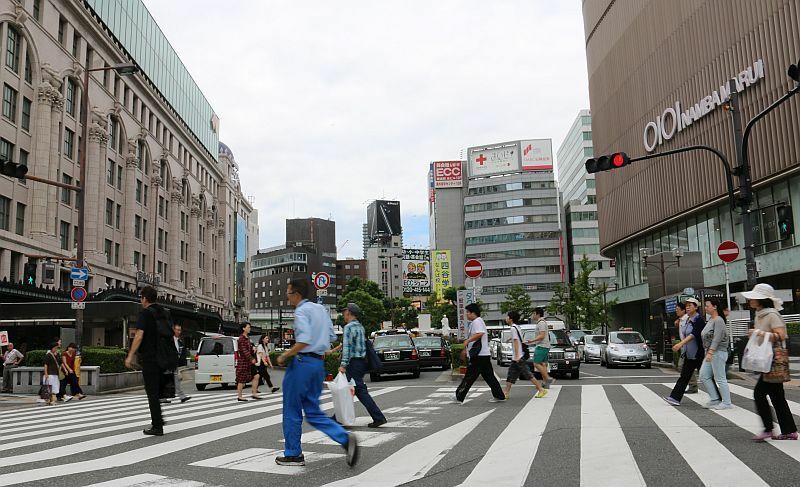 [写真]多くの人でにぎわいをみせる、なんば駅前。ビル屋上の気温32度を示す電光表示をみたら、余計に暑くなる？=27日午前11時半ごろ、大阪市内で