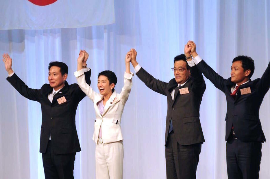 [写真]民進党新代表に選出された蓮舫氏（左から2人目）と前代表の岡田克也氏（左から3人目）ら（撮影：小川裕夫）