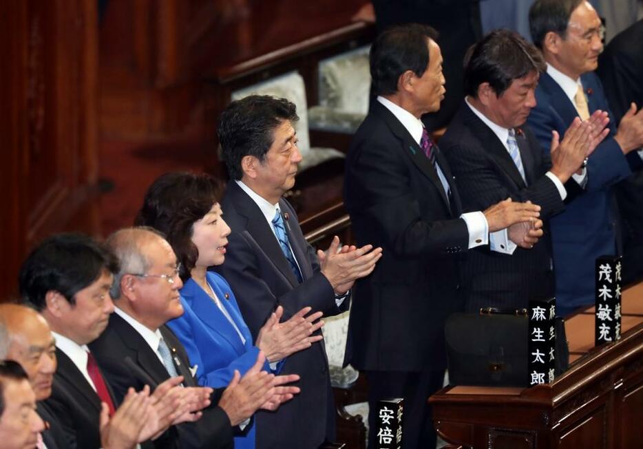 [写真]9月28日、衆議院が解散され拍手する安倍首相ら（つのだよしお/アフロ）