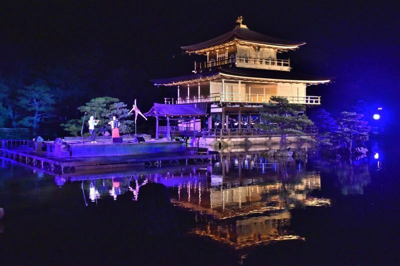 [写真]ライトアップされた金閣寺。水面にもその姿がうつる=9日夜、京都市の金閣寺で（MBS毎日放送提供）