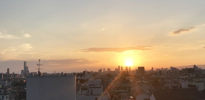 [写真]あべのハルカスや通天閣とともに夕日を眺めることができた=3日午後6時すぎ、東大阪市の近鉄俊徳道駅で