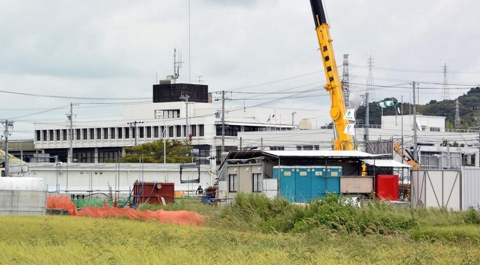 既に工事が始まっている吉良地区の新支所棟の新設現場。奥は「アリーナ棟」に建て替え予定の旧吉良支所と吉良町公民館