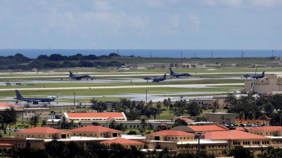 [写真]3000メートル級の滑走路が整備されているアンダーセン空軍基地（ロイター/アフロ）