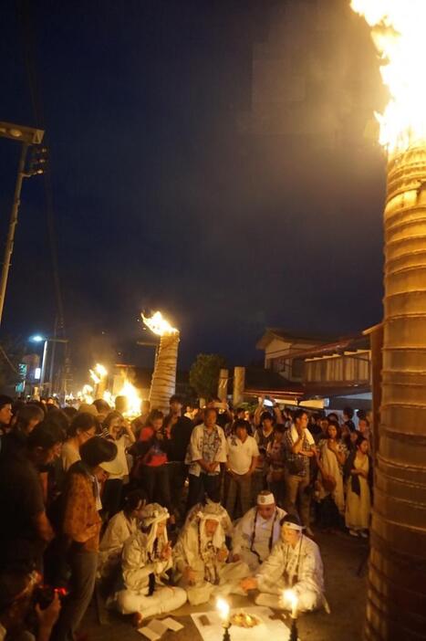 山梨県富士吉田市の火祭りでお焚き上げの神事を行う富士講の信者