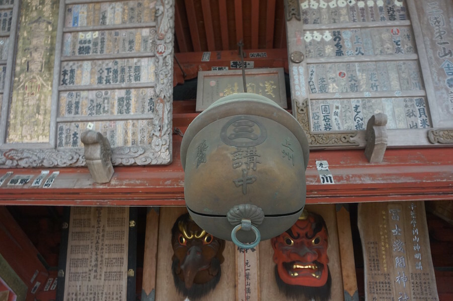 北口本宮冨士浅間神社本殿の「講中」の文字が入った鐘。富士講の信者の集まりを講社と言うが、江戸時代は講中とも呼んでいた