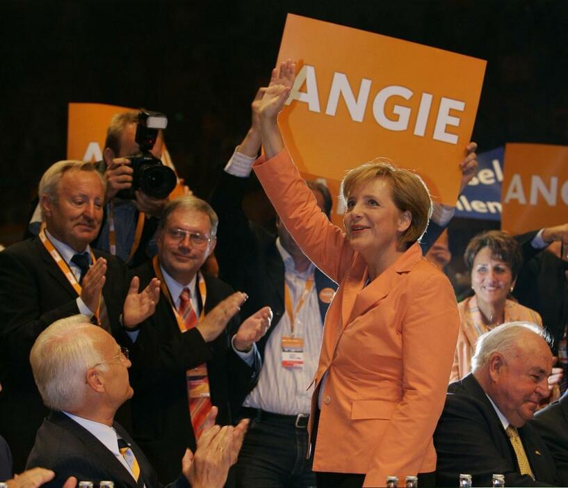 [写真]2005年8月、キリスト教民主同盟（CDU）の党大会で手を振るメルケル党首。この3か月後、総選挙を経て首相に就任した（ロイター/アフロ）