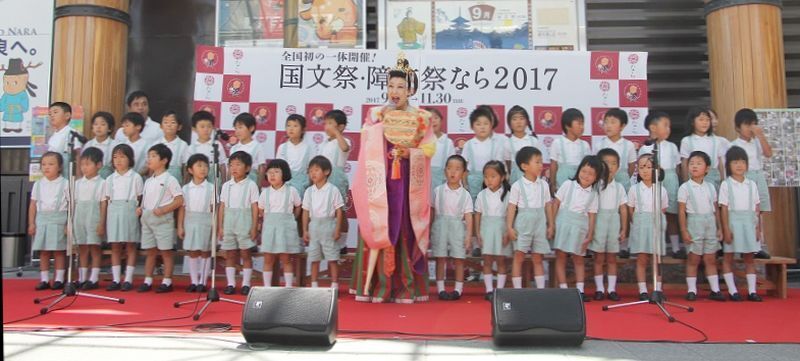 [写真]ソプラノ歌手岡田由美子氏と東大寺学園幼稚園児らが祭典イメージソング「やまとし うるはし」を合唱した