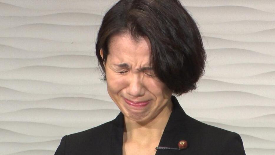 [画像]会見中、涙を見せる豊田議員