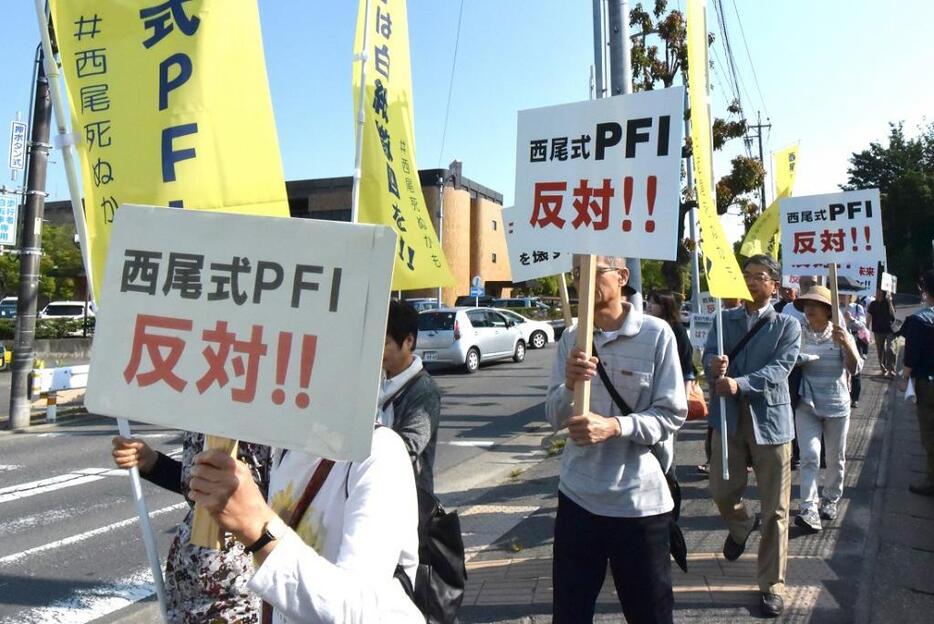 PFI事業に対する市民の反発は徐々に強まり、2016年5月に「白紙撤回」を求める市民集会が開かれた