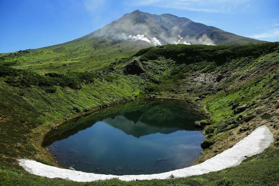 北海道の最高峰、旭岳。手前はすり鉢池、7月末でも雪が残っている（撮影：倉谷清文）