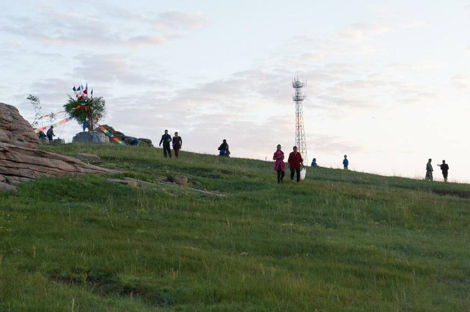 ハダン・オボーにもやはり電波塔が立てられている＝シリンゴル盟・ジューグンウジュムチン・ホショー（2012年7月撮影）