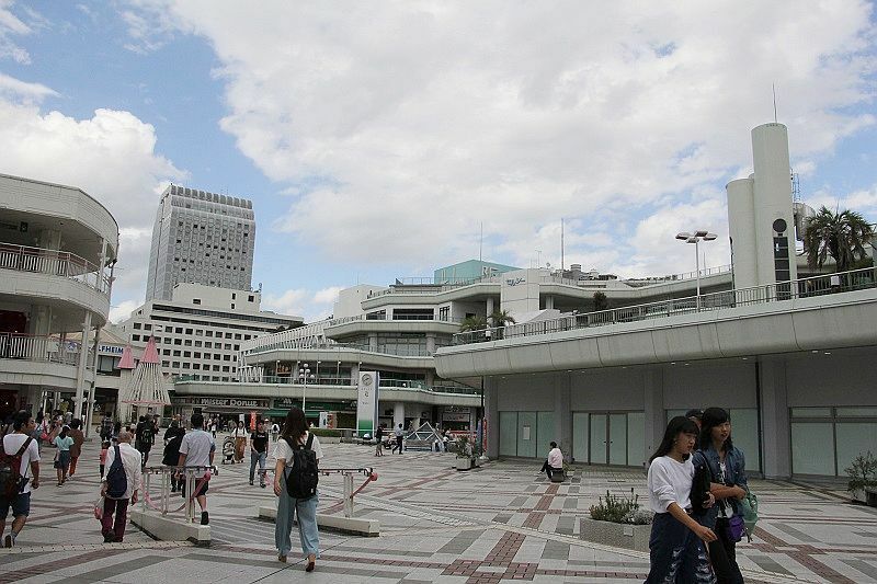 [写真]千里中央駅すぐの「セルシー」（右側）、建て替えが検討されている