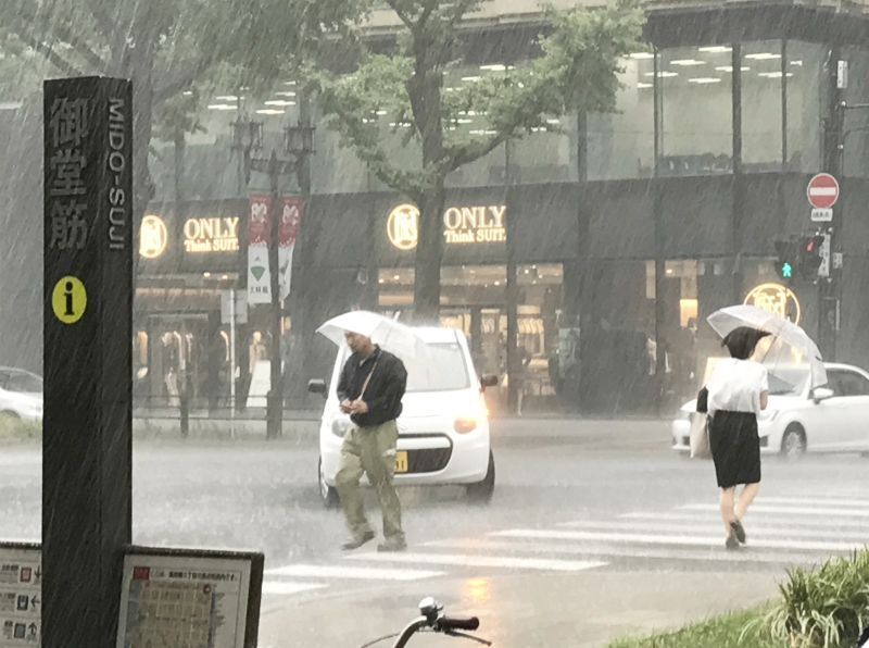 [写真]突然の大雨が御堂筋を激しく打ちつける=7日午前11時40分ごろ、大阪市中央区で（撮影：柳曽文隆）