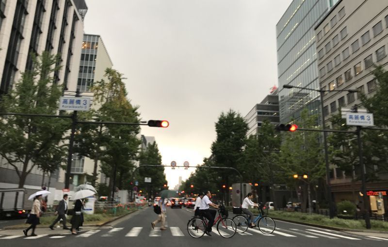 [写真]朝から曇天模様の大阪市内。この直後に激しい雨が降った=7日午前11時40分ごろ、大阪市中央区で（撮影：柳曽文隆）