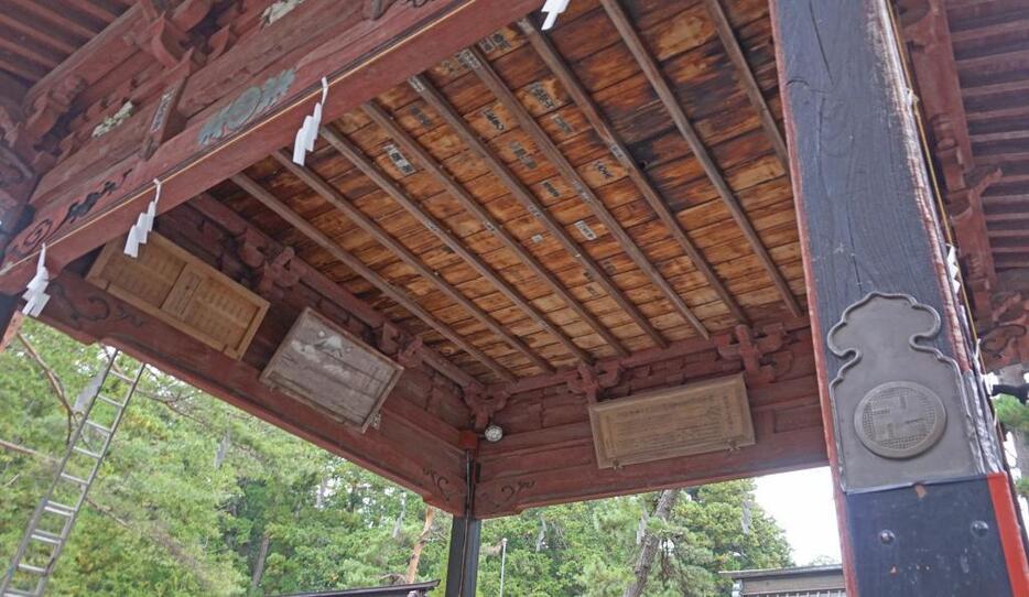 北口本宮冨士浅間神社の神楽殿に記された卍の印