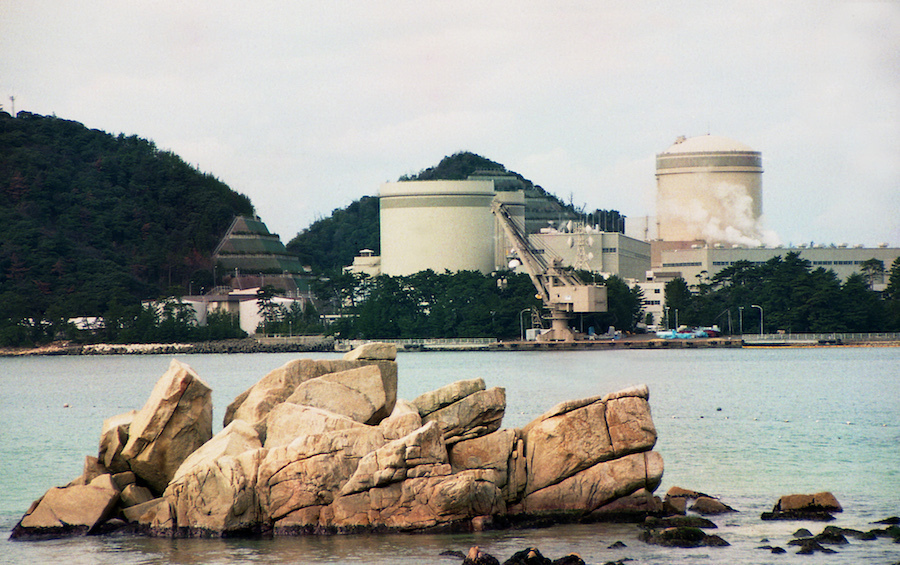 1970年に稼働した関西電力の美浜原発1号機（中央）写真：Natsuki Sakai/アフロ
