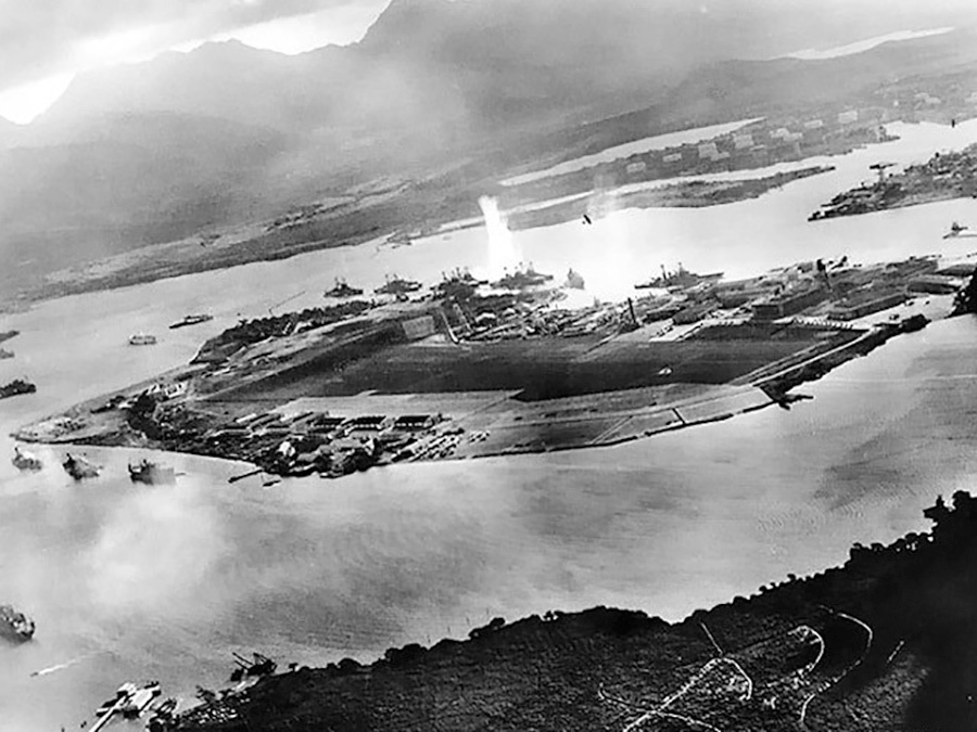 真珠湾攻撃（1941年12月7日）(写真：U.S. Navy/アフロ)